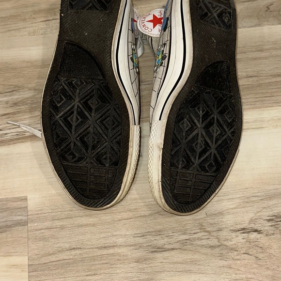 Gray High-Top Sneakers with Cartoon Design - Picture 4 of 5